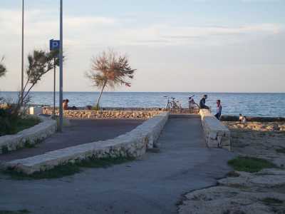 La pista ciclabile che si snoda lungo la costa della frazione molese